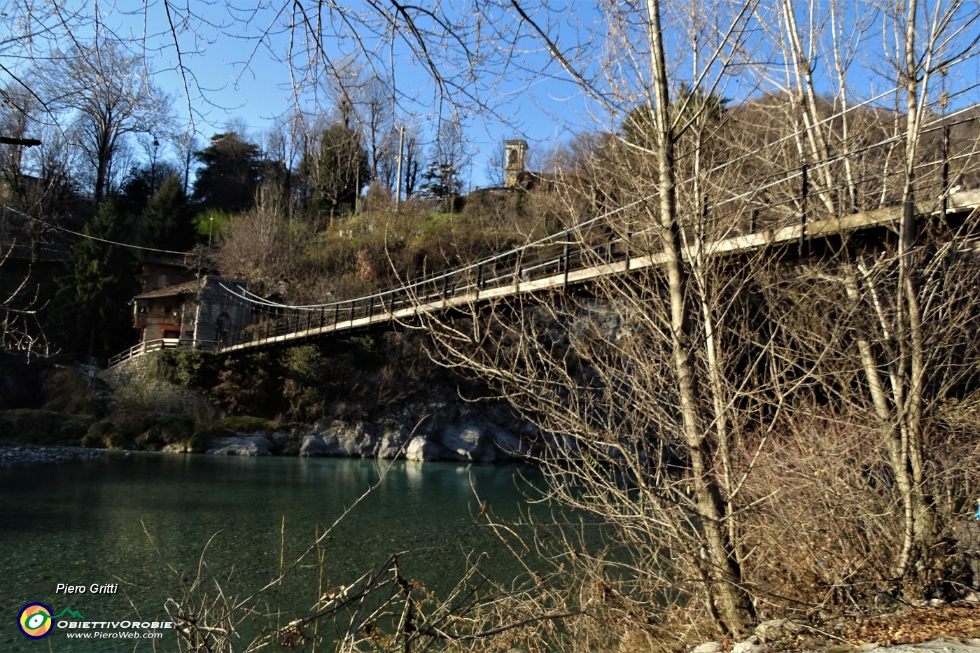 13 Dal fiume il ponte sopseso di Clanezzo.JPG